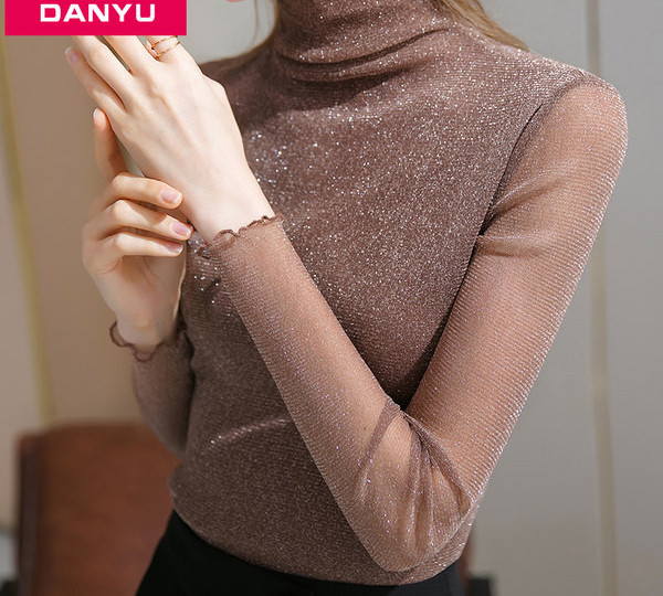 Ženska pripijena polo majica s kovrčama i sjajnim efektom