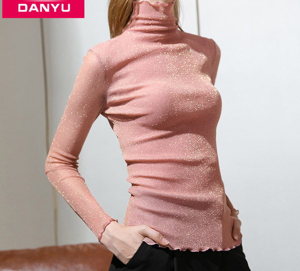 Ženska pripijena polo majica s kovrčama i sjajnim efektom