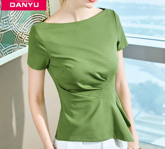 Ženska asimetrična bluza kratkih rukava i lađa izreza