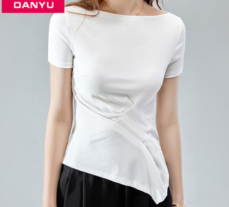 Ženska asimetrična bluza kratkih rukava i lađa izreza