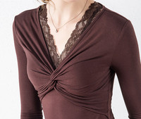 Bluză de damă cu dantelă și decolteu spitz