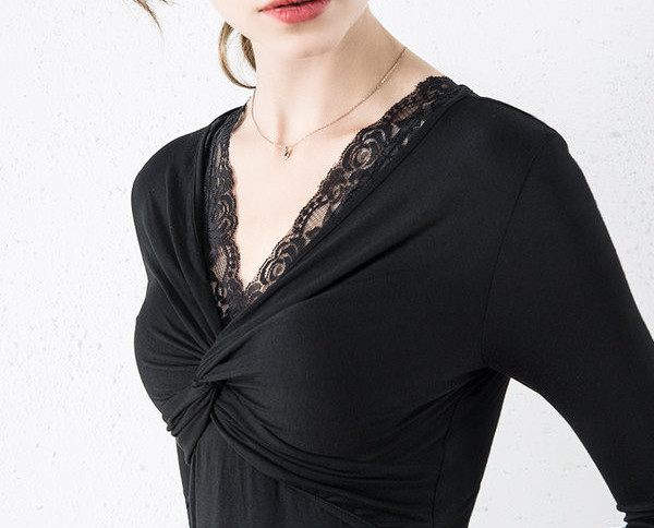 Bluză de damă cu dantelă și decolteu spitz