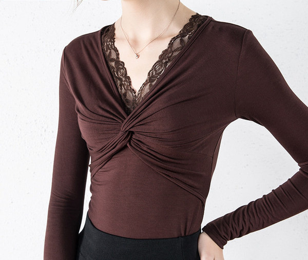 Bluză de damă cu dantelă și decolteu spitz