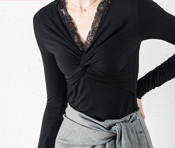 Bluză de damă cu dantelă și decolteu spitz