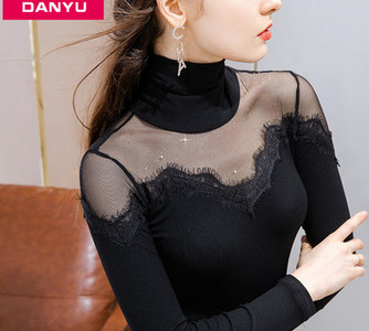 Polo de damă îmbrăcat cu dantelă și tul