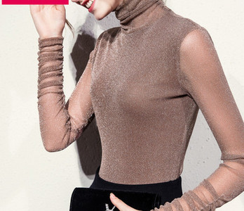 Γυναικείο μοντέρνο ζιβάνκο με λαμπερό αποτέλεσμα και μαζεμένο αποτέλεσμα