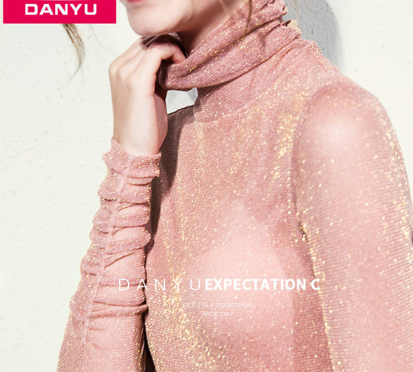 Γυναικείο μοντέρνο ζιβάνκο με λαμπερό αποτέλεσμα και μαζεμένο αποτέλεσμα