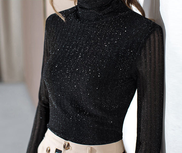 Moodne naiste läikivate osakeste ja kõrge kraega pluus