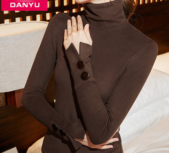 Polo subțire de damă, cu mâneci lungi și nasturi mari