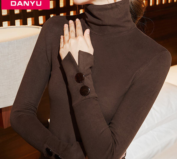 Polo subțire de damă, cu mâneci lungi și nasturi mari