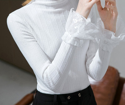 Дамска блуза с лъскави частици и дантела