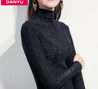 Λεπτό γυναικείο ζιβάνκο με μακριά μανίκια, εφαρμοστό μοντέλο, γυαλιστερό εφέ