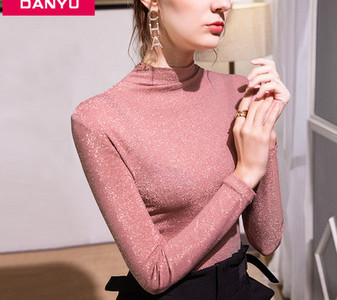 Λεπτό γυναικείο ζιβάνκο με μακριά μανίκια, εφαρμοστό μοντέλο, γυαλιστερό εφέ