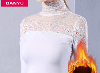 Bluză de damă moale, cu guler polo și dantelă