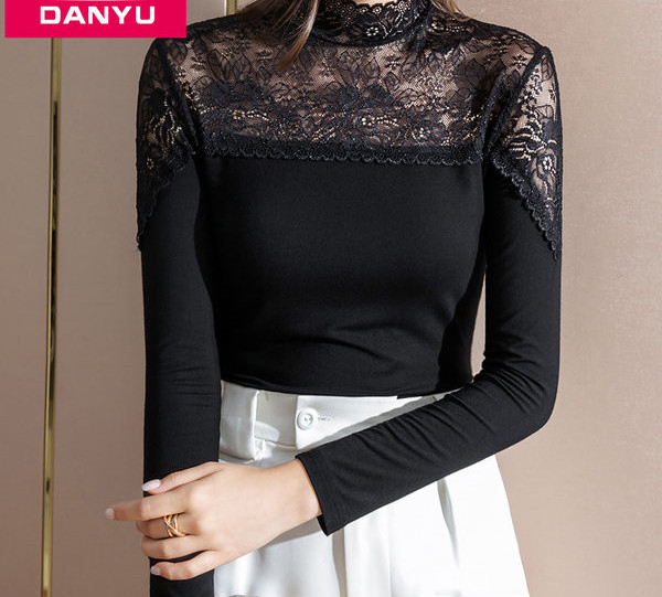 Bluză de damă moale, cu guler polo și dantelă