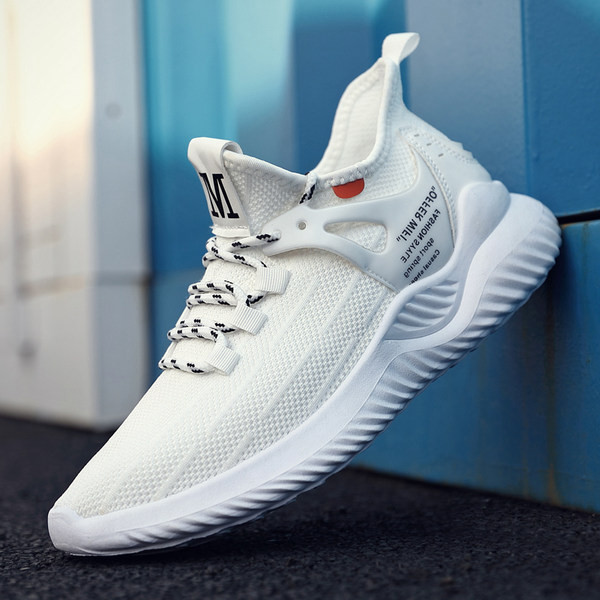 Novi model tenisica od prozračne tkanine sa vezicama