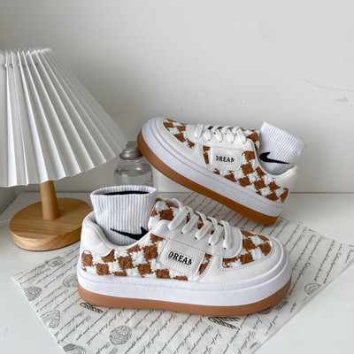 Γυναικεία μοντέρνα sneakers από τεχνητό δέρμα με κέντημα και επίπεδη σόλα