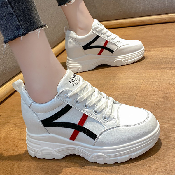 Novi model ženskih kožnih tenisica s unutarnjom platformom u bijeloj boji