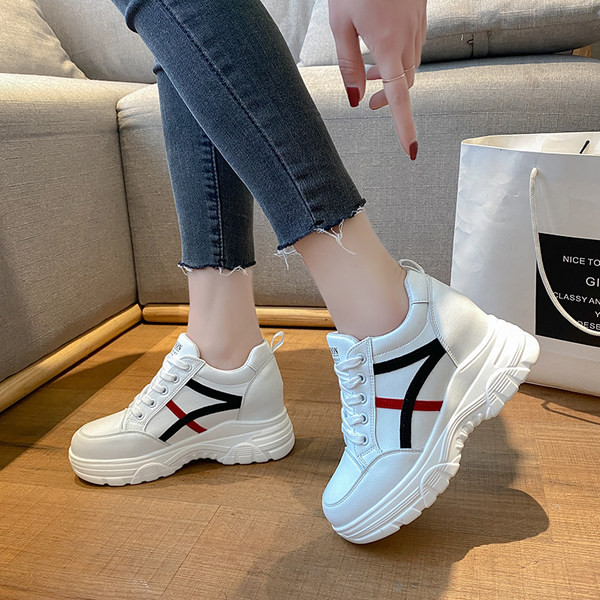 Novi model ženskih kožnih tenisica s unutarnjom platformom u bijeloj boji