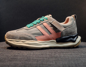 Γυναικεία sneakers από eco suede με επίπεδη σόλα, απλό μοντέλο