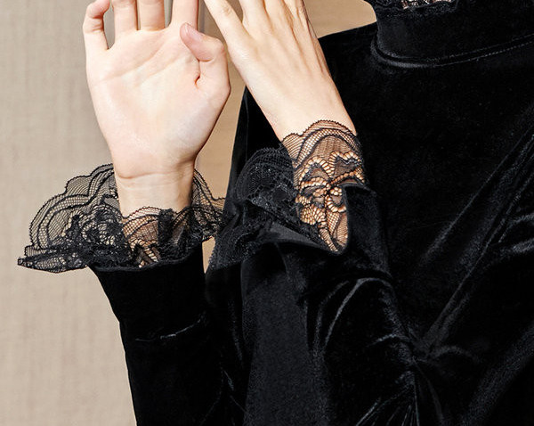 Ženska bluza s čipkom i visokim ovratnikom