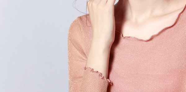 Ženska bluza s okruglim izrezom i sjajnim efektom