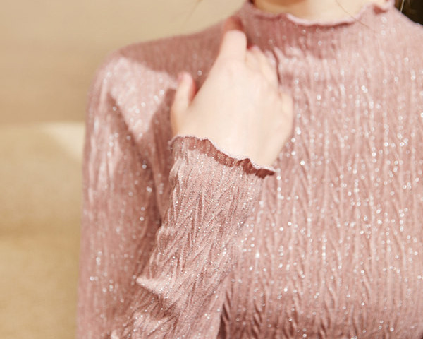 Moodne madala kraega ja läikivate osakestega naiste pluus