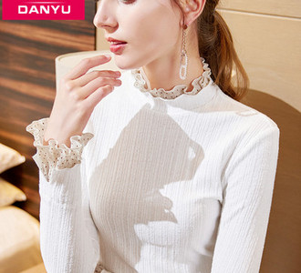 Bluză de damă mulată cu efect strălucitor și bucle