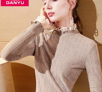 Bluză de damă mulată cu efect strălucitor și bucle