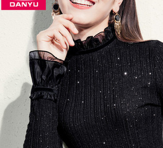 Bluză de damă mulată cu efect strălucitor și bucle