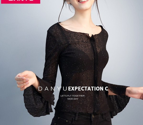 Aktuelna ženska bluza sa ovalnim izrezom