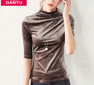 Bluză de toamnă din catifea cu guler polo și mâneci 3/4