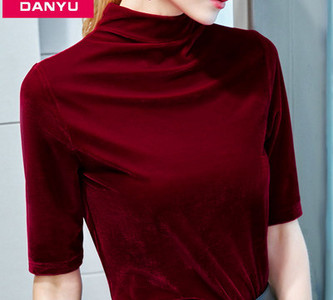 Bluză de toamnă din catifea cu guler polo și mâneci 3/4