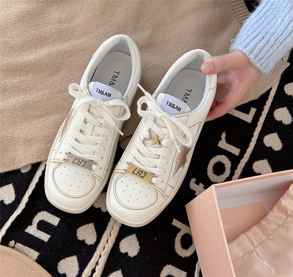 Tenisi de dama actuali cu broderie in alb