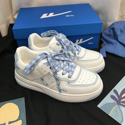 Naiste vabaaja tossud neljas mudelis