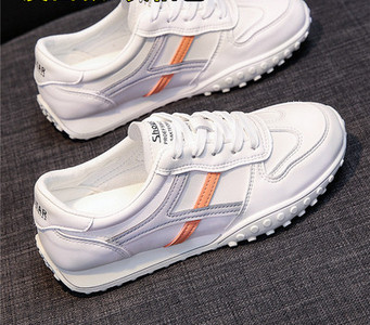 Γυναικεία sneakers με επιγραφή και κορδόνια - λευκό χρώμα