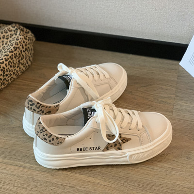 Elegantne ženske tenisice s vezom i životinjskim printom