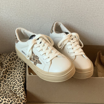 Elegantne ženske tenisice s vezom i životinjskim printom