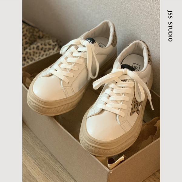 Elegantne ženske tenisice s vezom i životinjskim printom