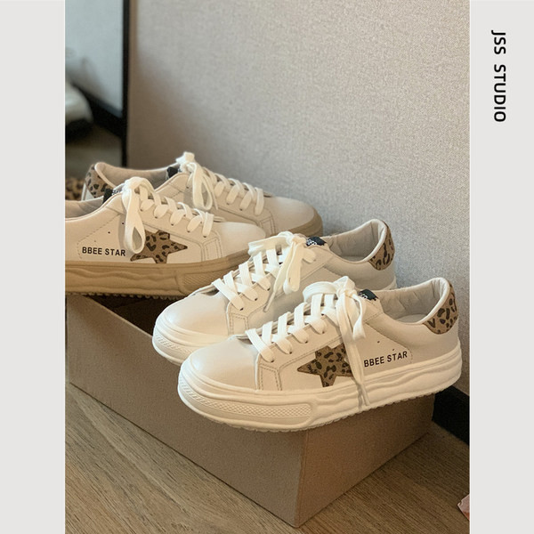 Elegantne ženske tenisice s vezom i životinjskim printom