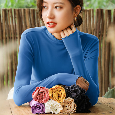 Ženska bluza s poluvisokom kragnom i kovrčama