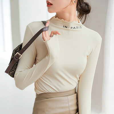 Ženska bluza s poluvisokom kragnom i kovrčama