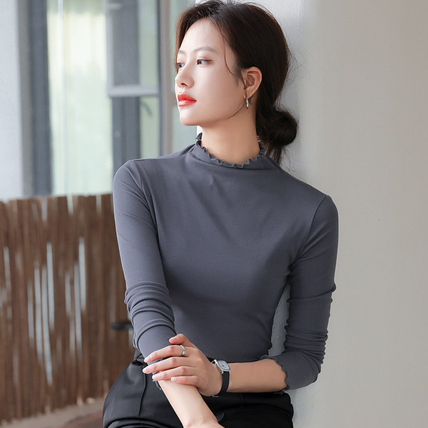 Ženska bluza s poluvisokom kragnom i kovrčama