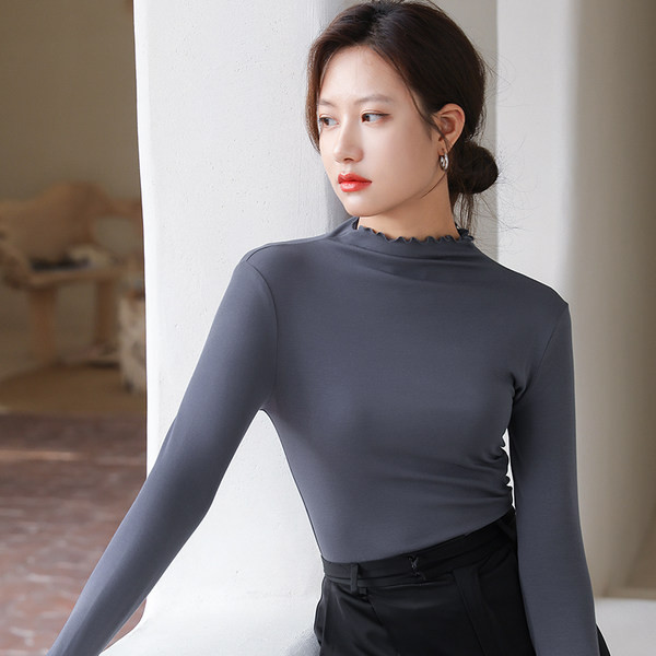 Ženska bluza s poluvisokom kragnom i kovrčama