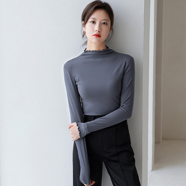 Ženska bluza s poluvisokom kragnom i kovrčama