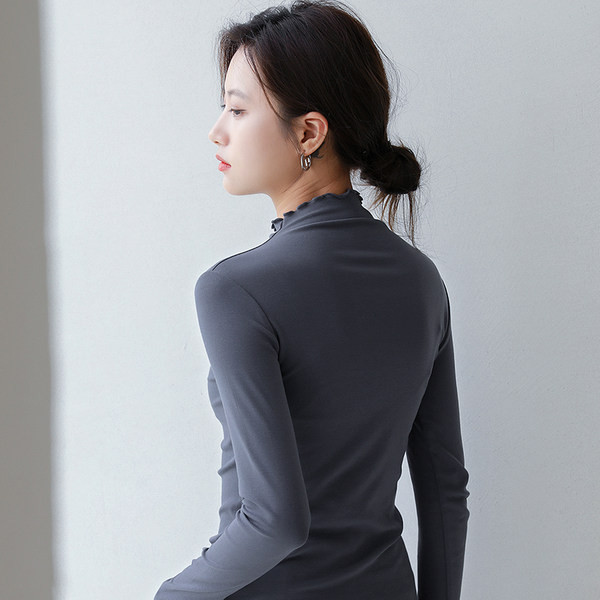 Ženska bluza s poluvisokom kragnom i kovrčama