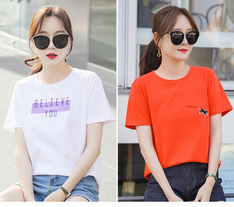 Tricou de damă cu mâneci scurte inscripție și aplicații 2 piese într-un set