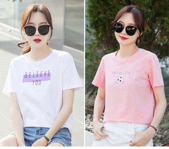 Tricou de damă cu mâneci scurte inscripție și aplicații 2 piese într-un set