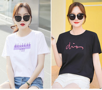 Tricou de damă cu mâneci scurte inscripție și aplicații 2 piese într-un set