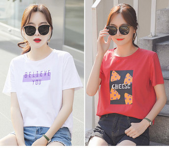 Tricou de damă cu mâneci scurte inscripție și aplicații 2 piese într-un set